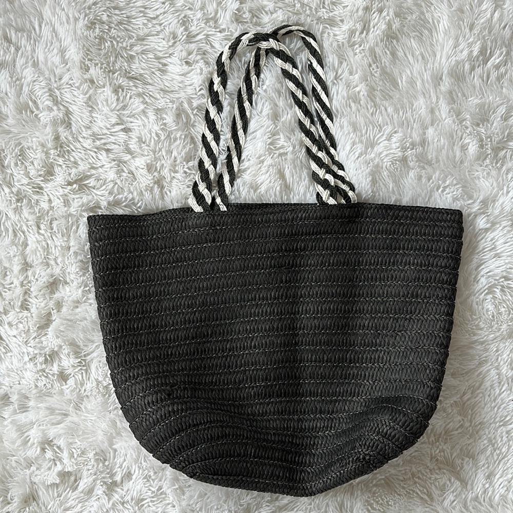 Black beach bag with handles